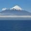 O vulcão Osorno se destaca sobre uma linha de nuvens, na orla do lago Llanquihue, na região de Puerto Varas, no sul do Chile